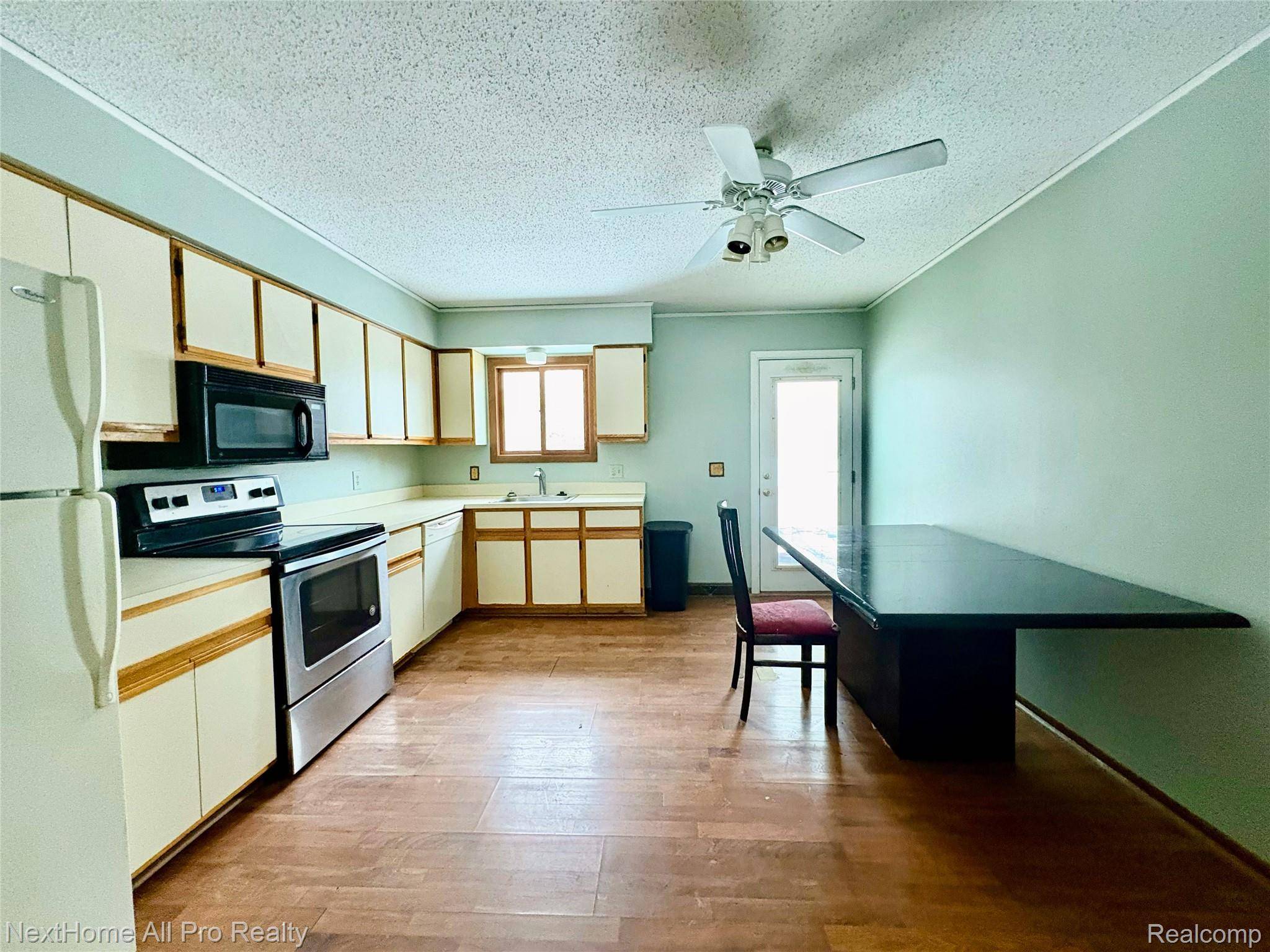 38032 Hixford PL, Westland, MI 48185