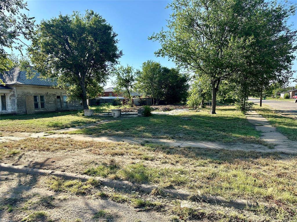 315 W Cedar Street, Coleman, TX 76834