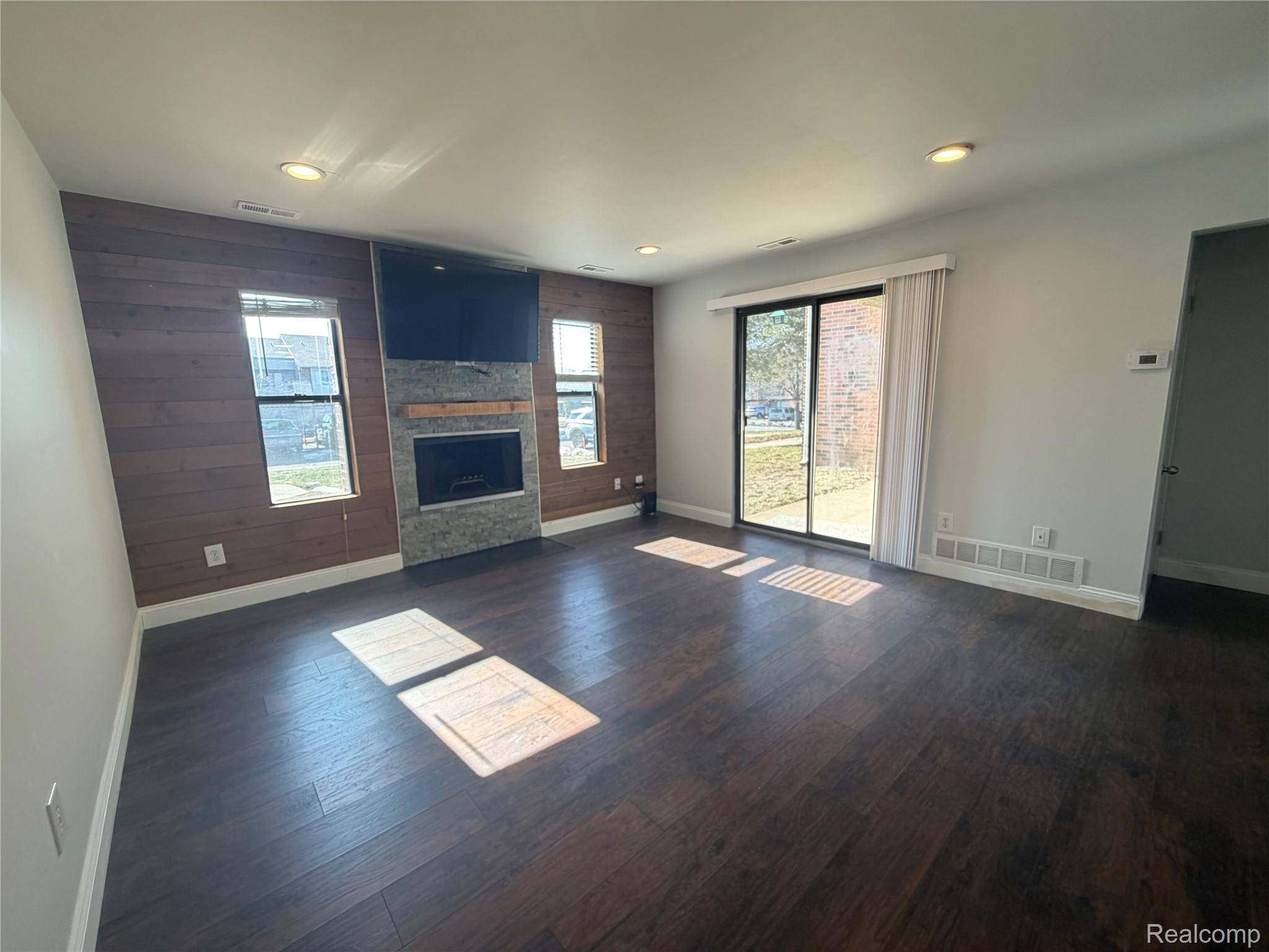 22140 Indian Creek DR, Farmington Hills, MI 48335