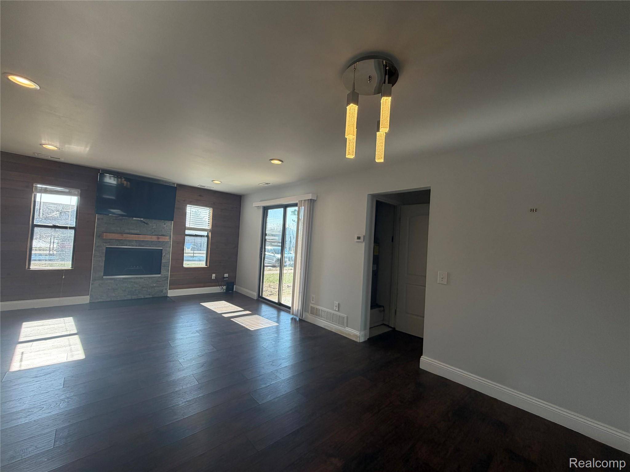 22140 Indian Creek DR, Farmington Hills, MI 48335