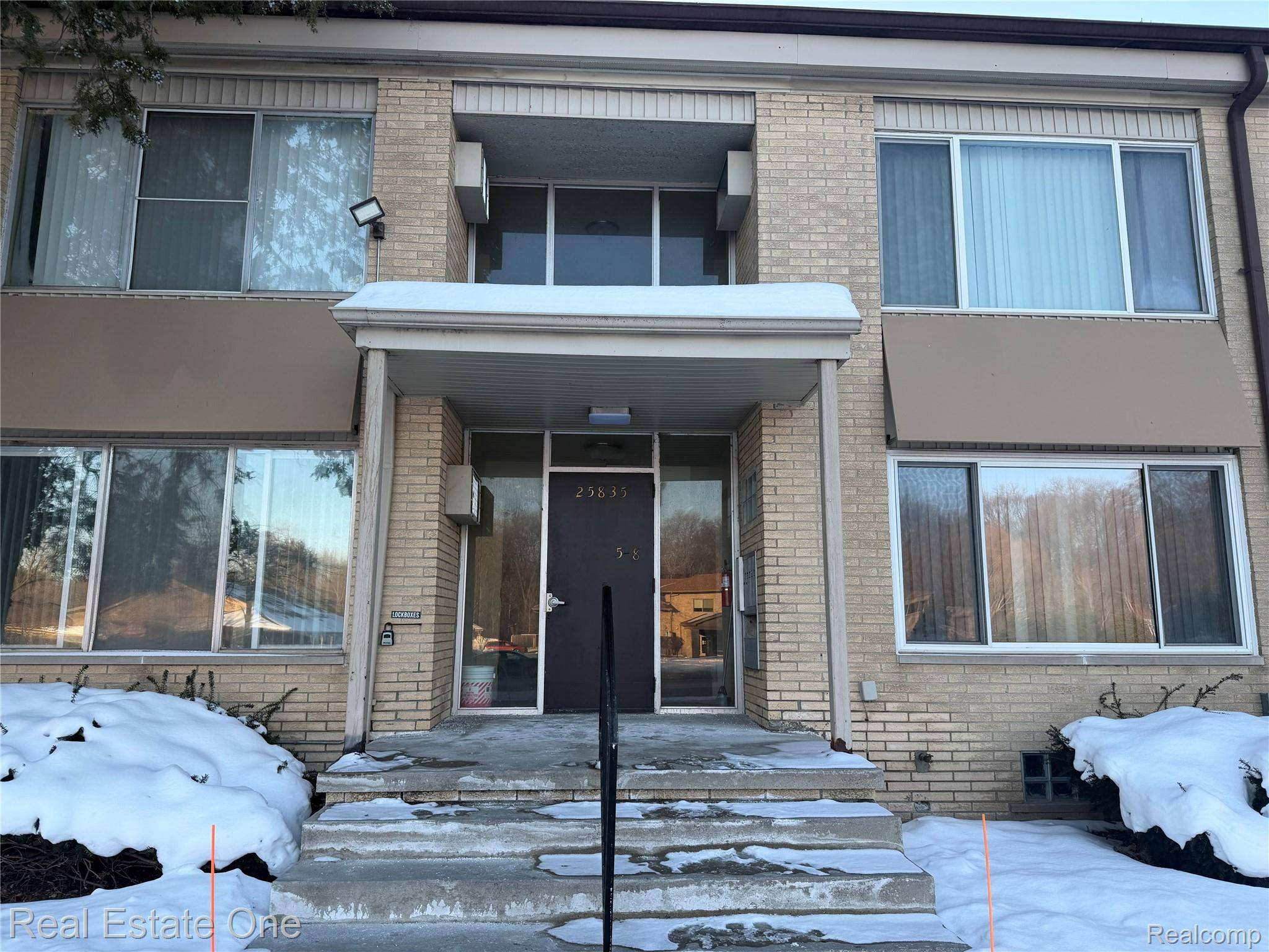 25835 Lahser RD ##5, Southfield, MI 48033