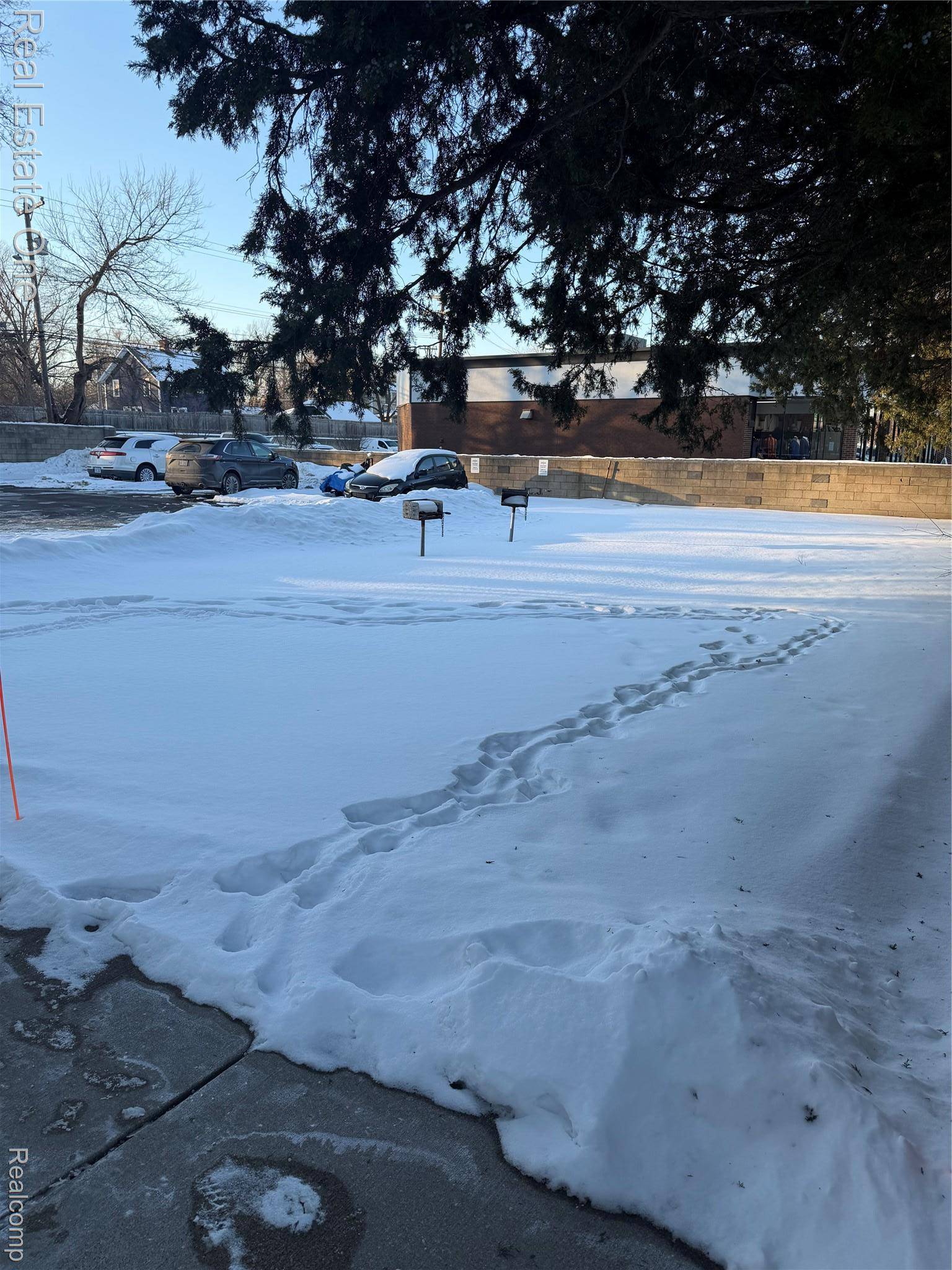 25835 Lahser RD ##5, Southfield, MI 48033