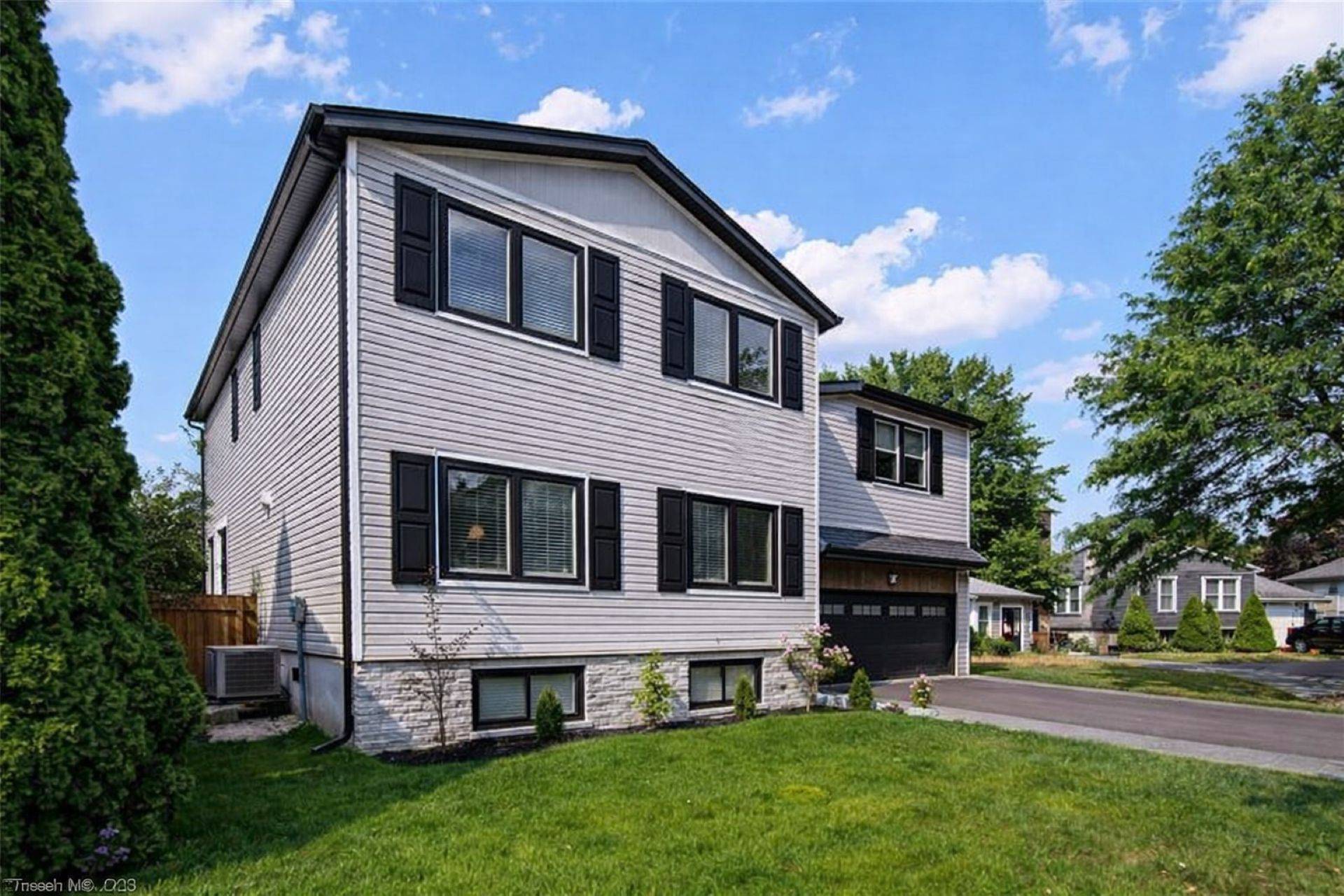 5199 Broughton CRES, Burlington, ON L7L 3C1