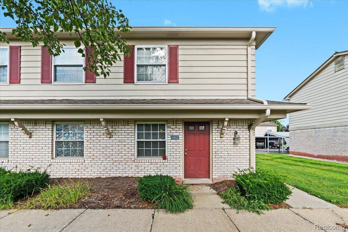 162 Princeton DR, South Lyon, MI 48178