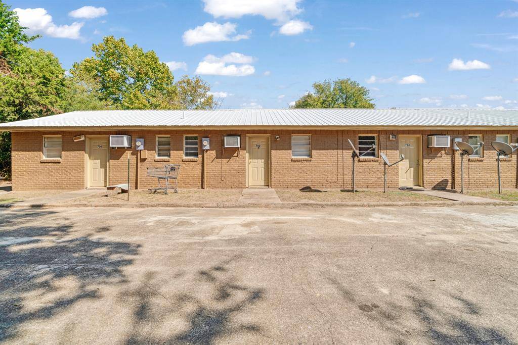 700 S Donoho Street #700, 702, 704, 706, 708, Clarksville, TX 75426