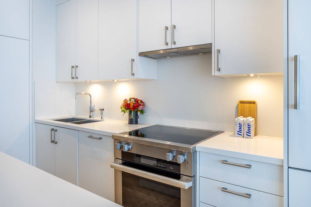 111 St Clair AVE W #1013, Toronto C02, ON M4V 1N5