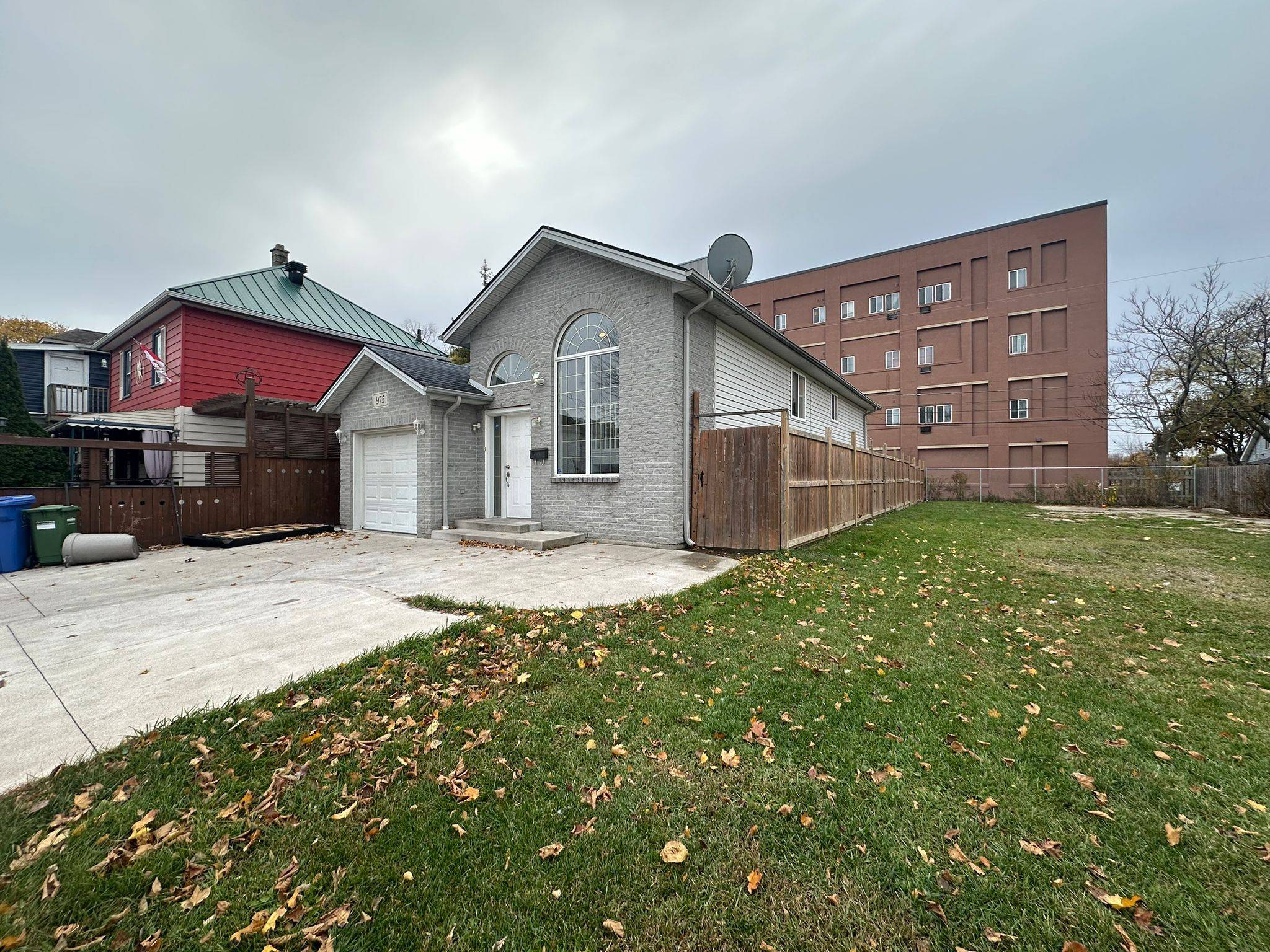 975 Albert RD, Windsor, ON N8Y 3P1
