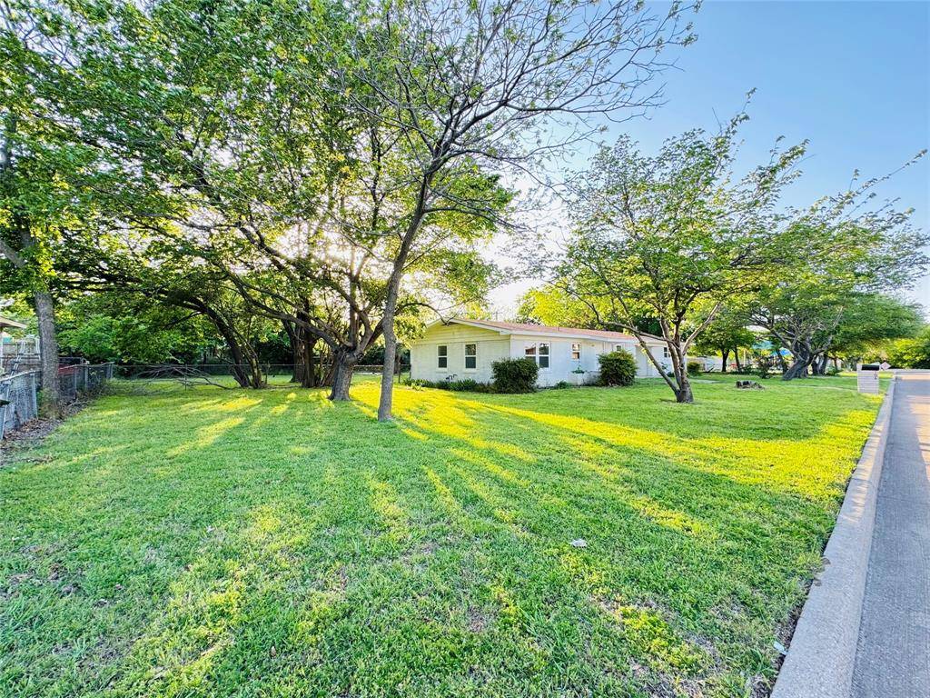 106 Hillcrest Street, Mansfield, TX 76063