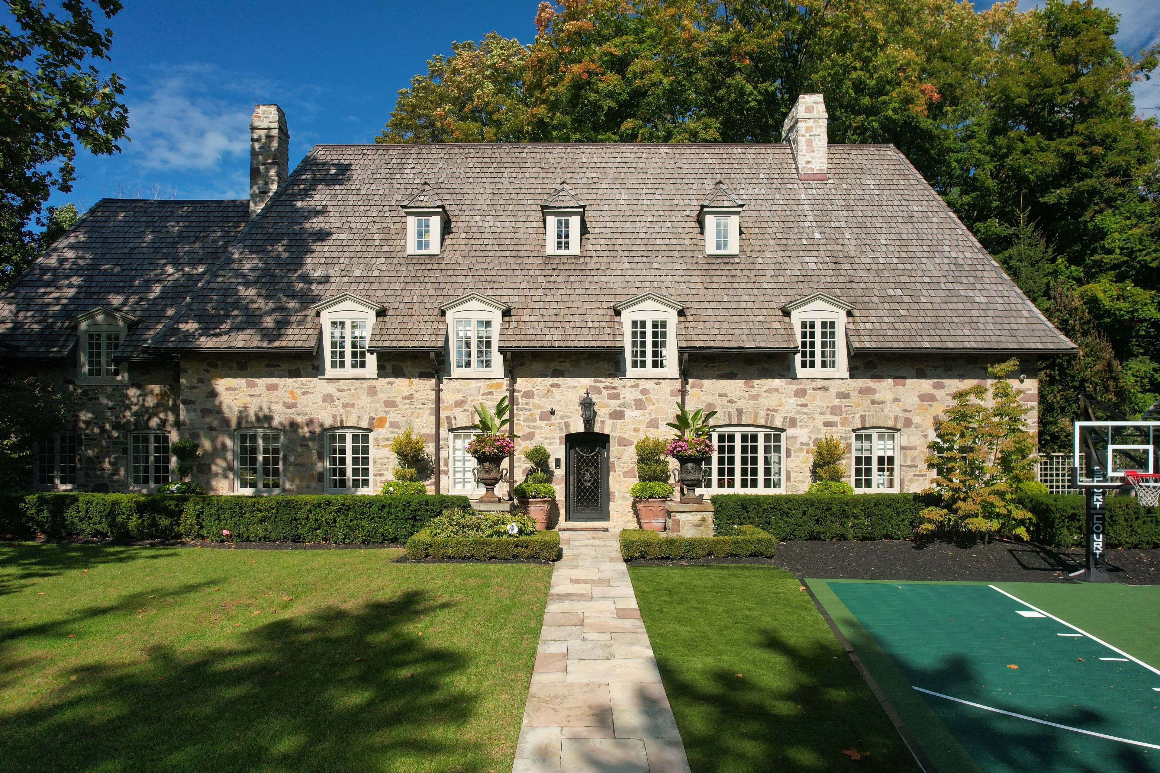 108 Sandringham DR, Toronto C07, ON M3H 1C9