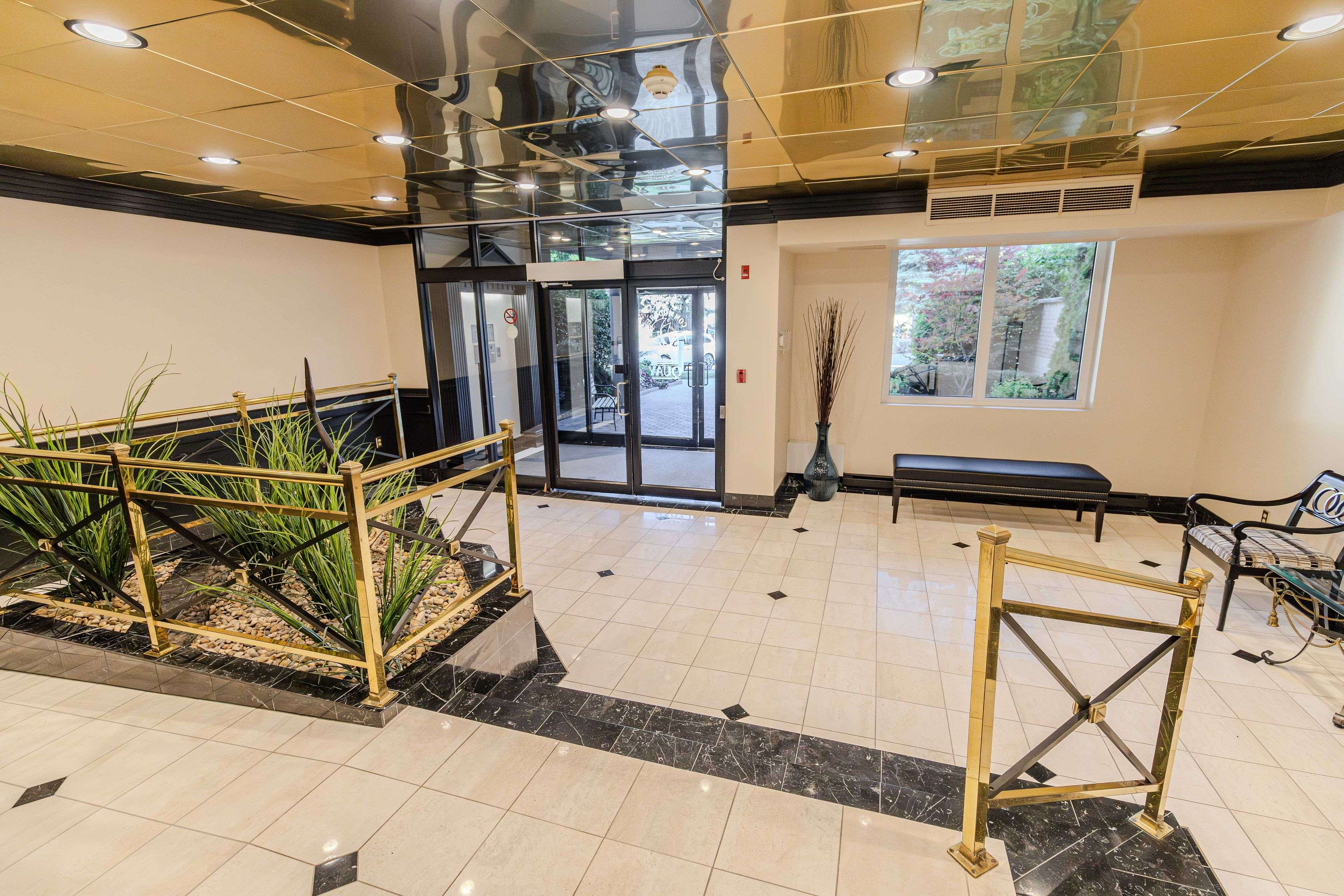 3099 Carling AVE #203, Crystal Bay - Rocky Point - Bayshore, ON K2H 5A6