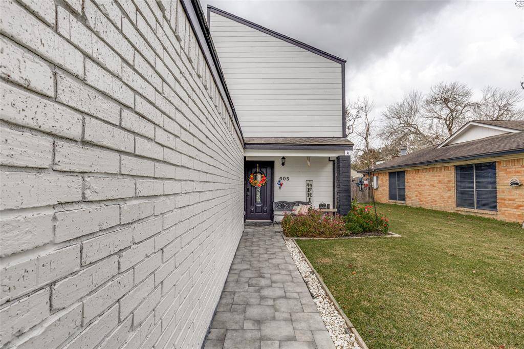 605 S Remington Drive, Angleton, TX 77515