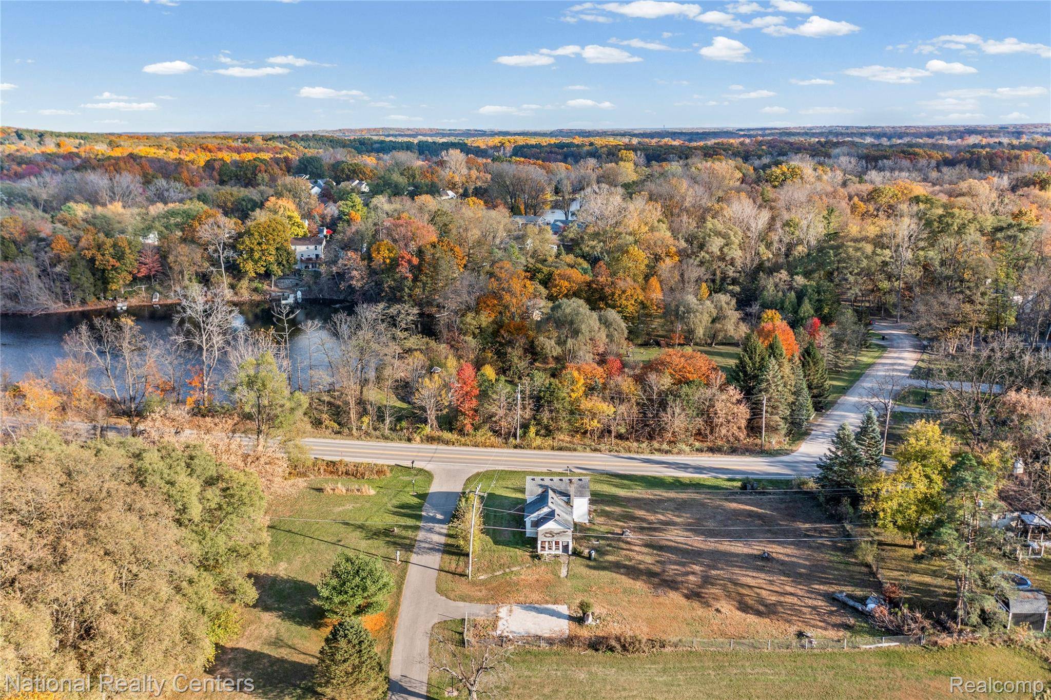 8292 Pettysville RD, Pinckney Village, MI 48169