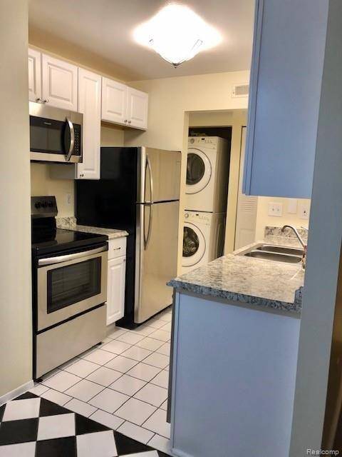 910 CHESTNUT HILL DR, Auburn Hills, MI 48326