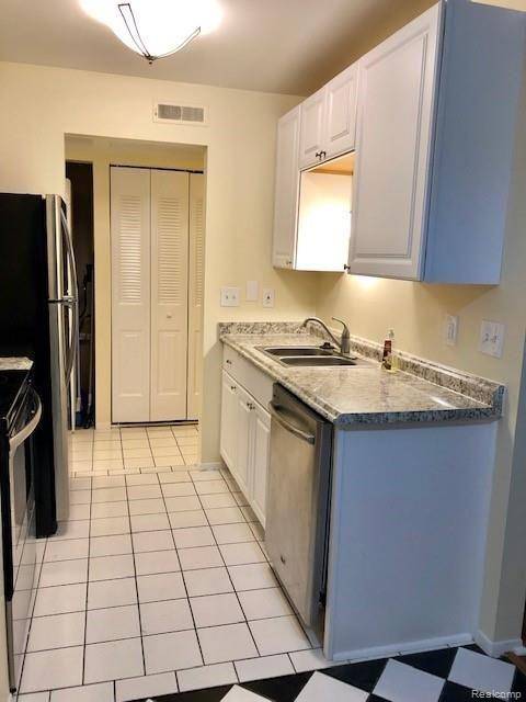 910 CHESTNUT HILL DR, Auburn Hills, MI 48326