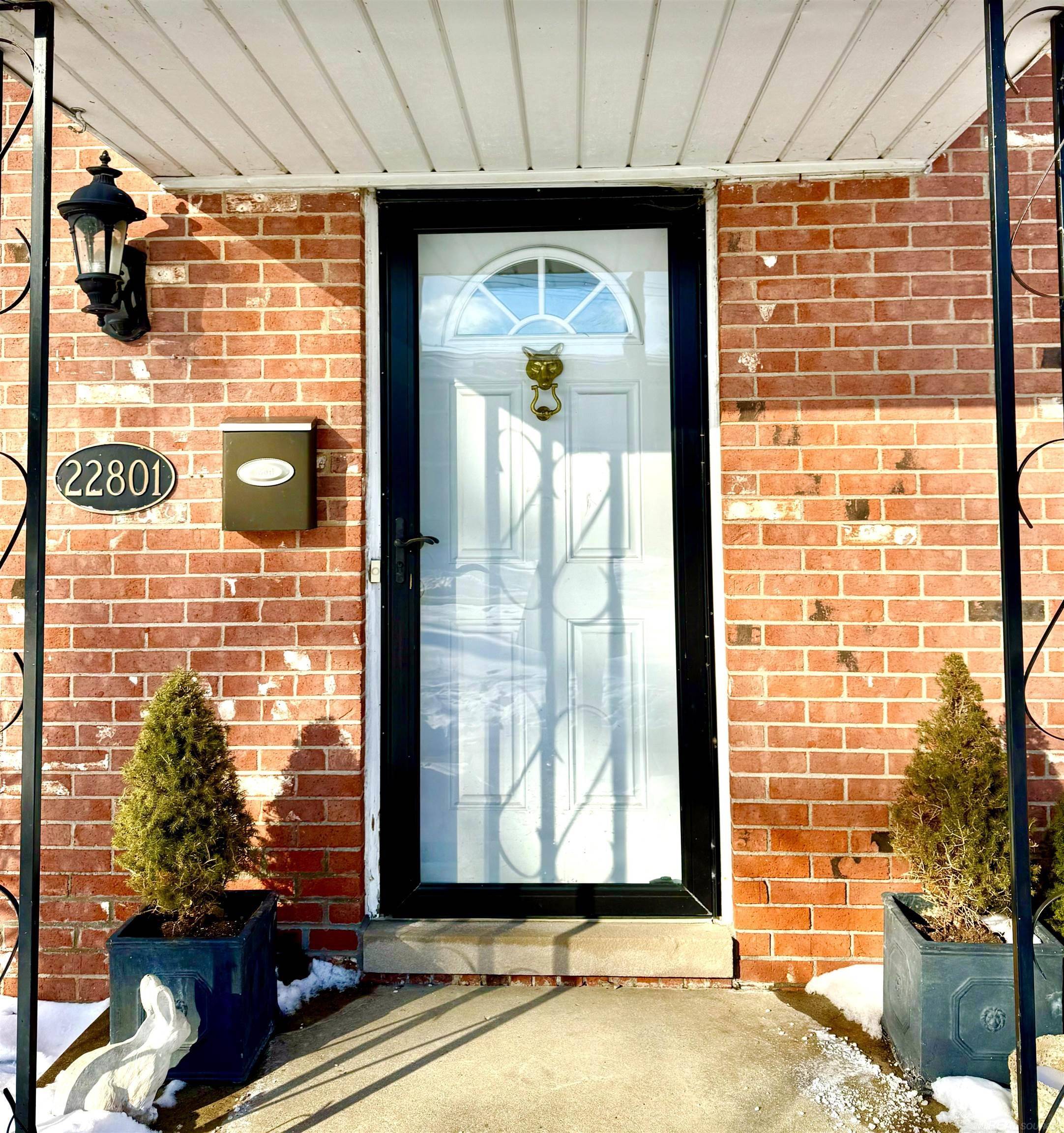 22801 Overlake ST, St Clair Shores, MI 48080