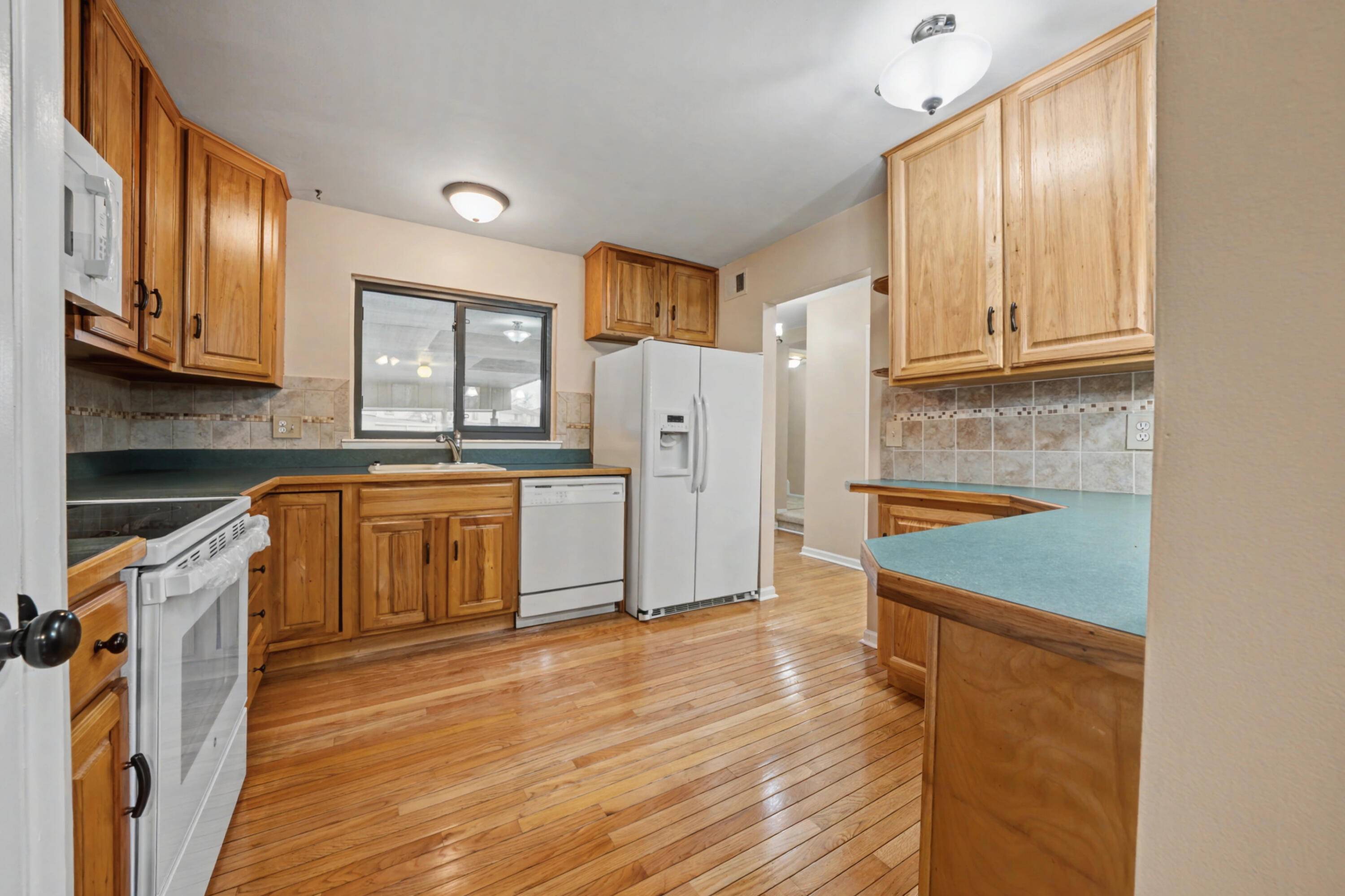 1564 Charter Oak DR, Rochester Hills, MI 48309