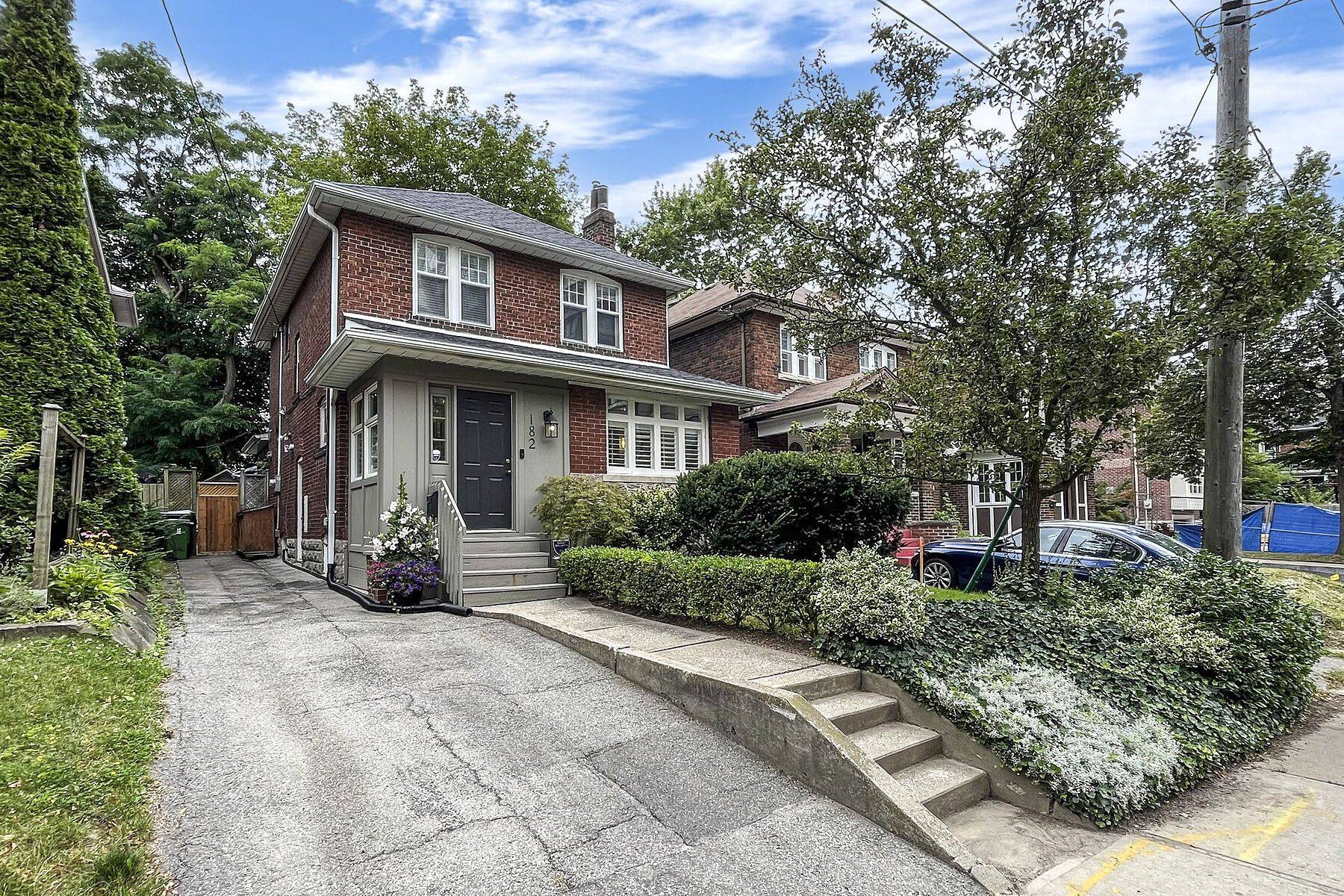 182 Duplex AVE, Toronto C03, ON M5P 2A9