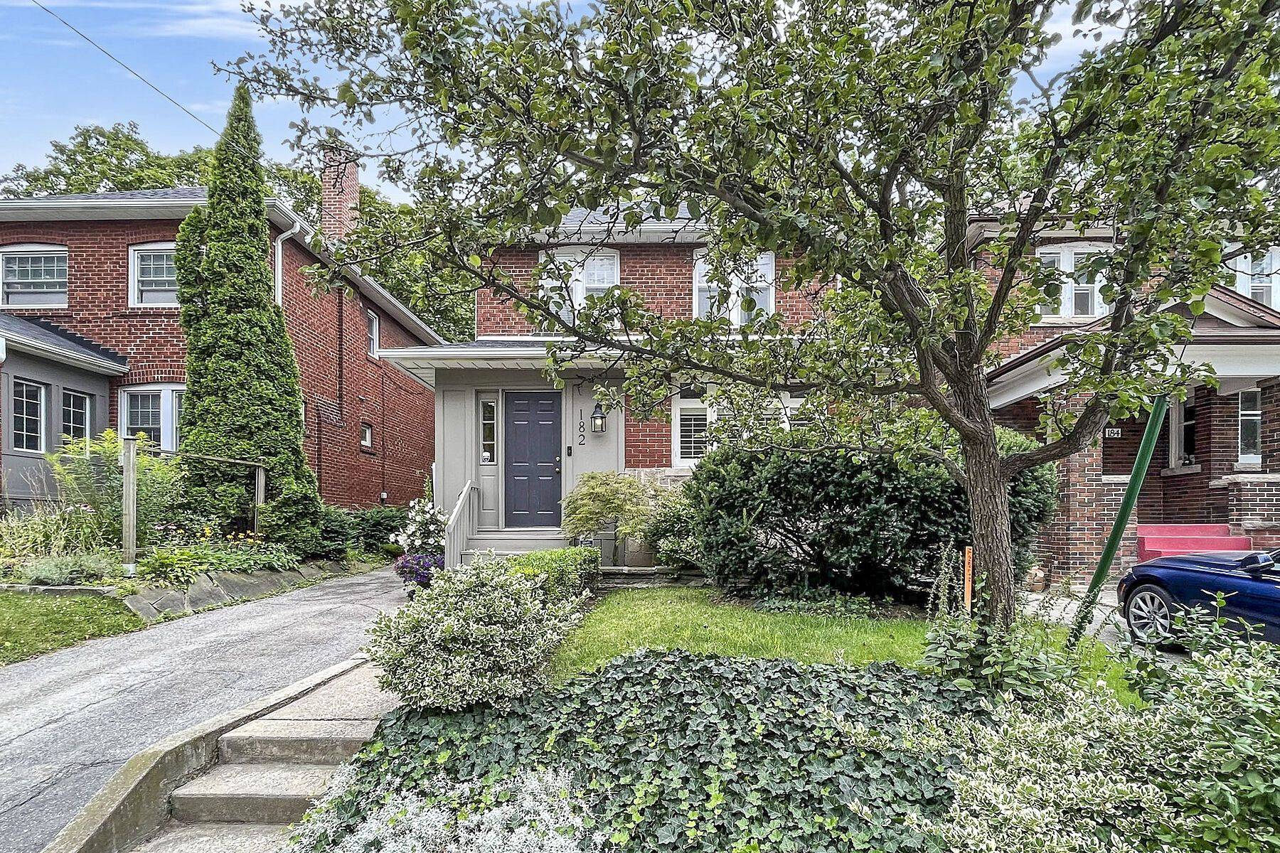182 Duplex AVE, Toronto C03, ON M5P 2A9