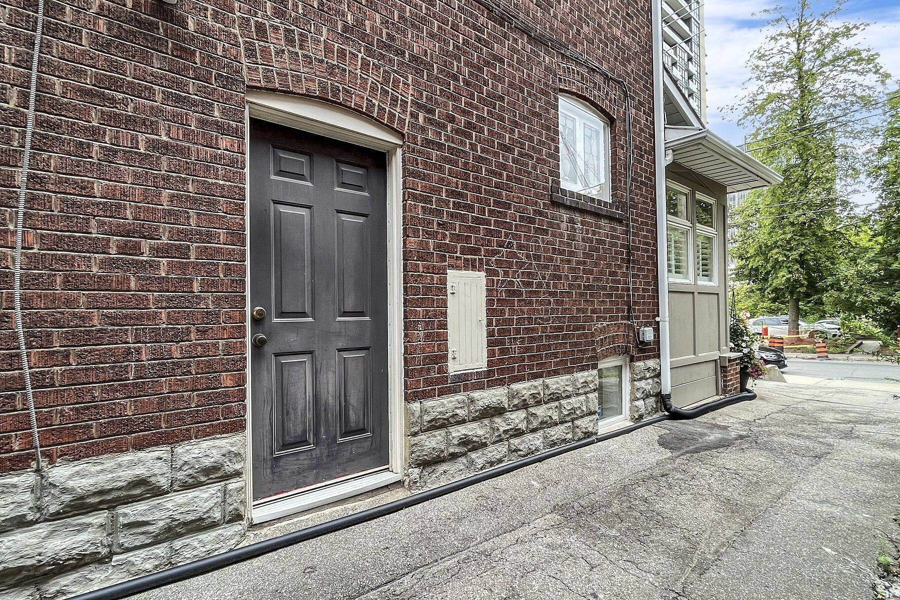 182 Duplex AVE, Toronto C03, ON M5P 2A9