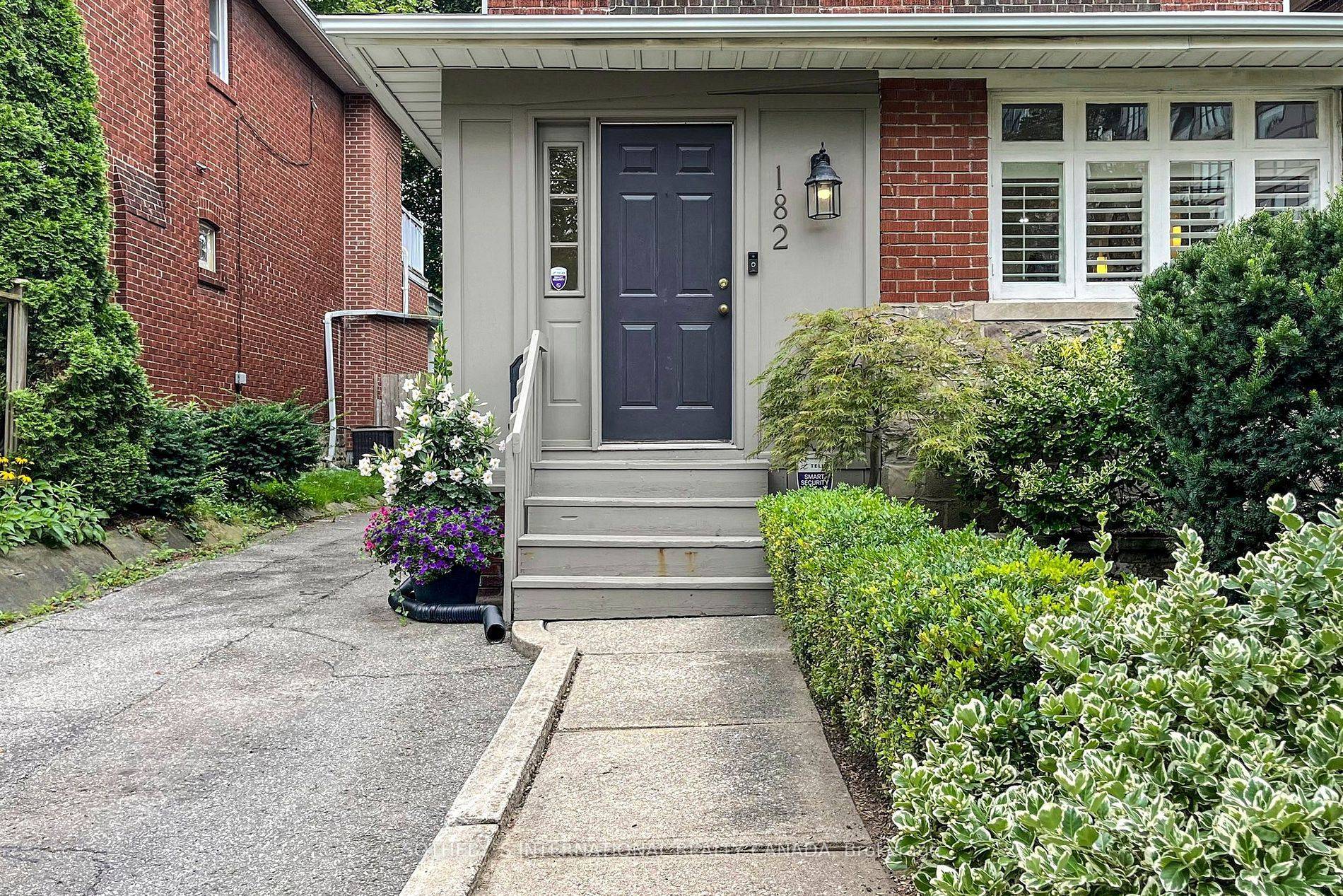 182 Duplex AVE, Toronto C03, ON M5P 2A9