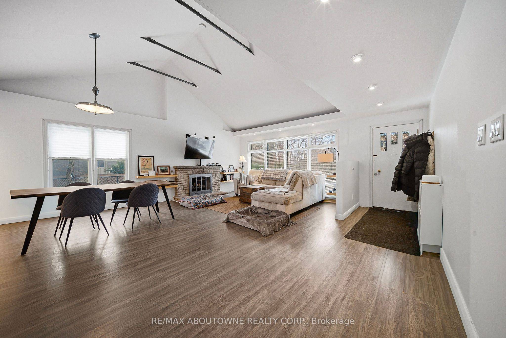 276 Lakeshore RD W, Oakville, ON L6K 1E8