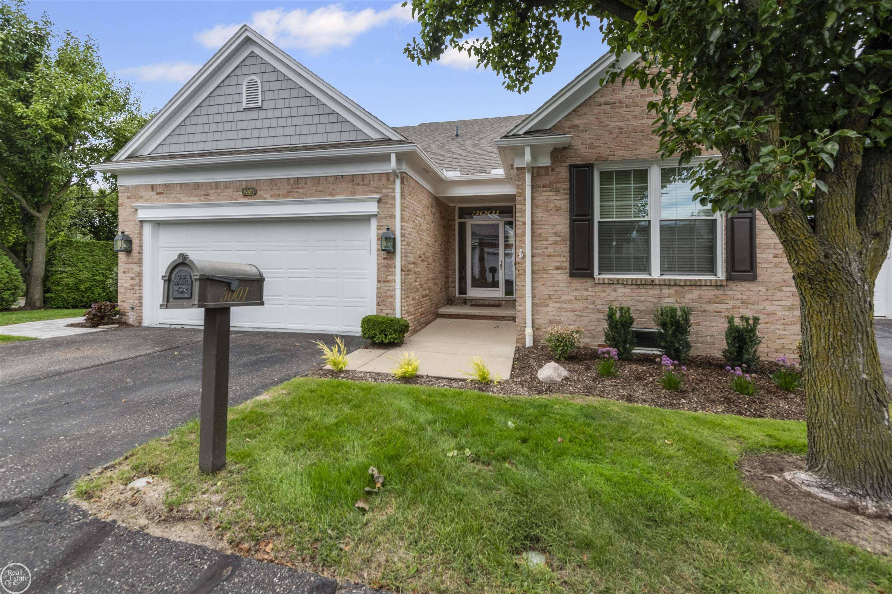 3001 Harbor Place DR, St Clair Shores, MI 48080