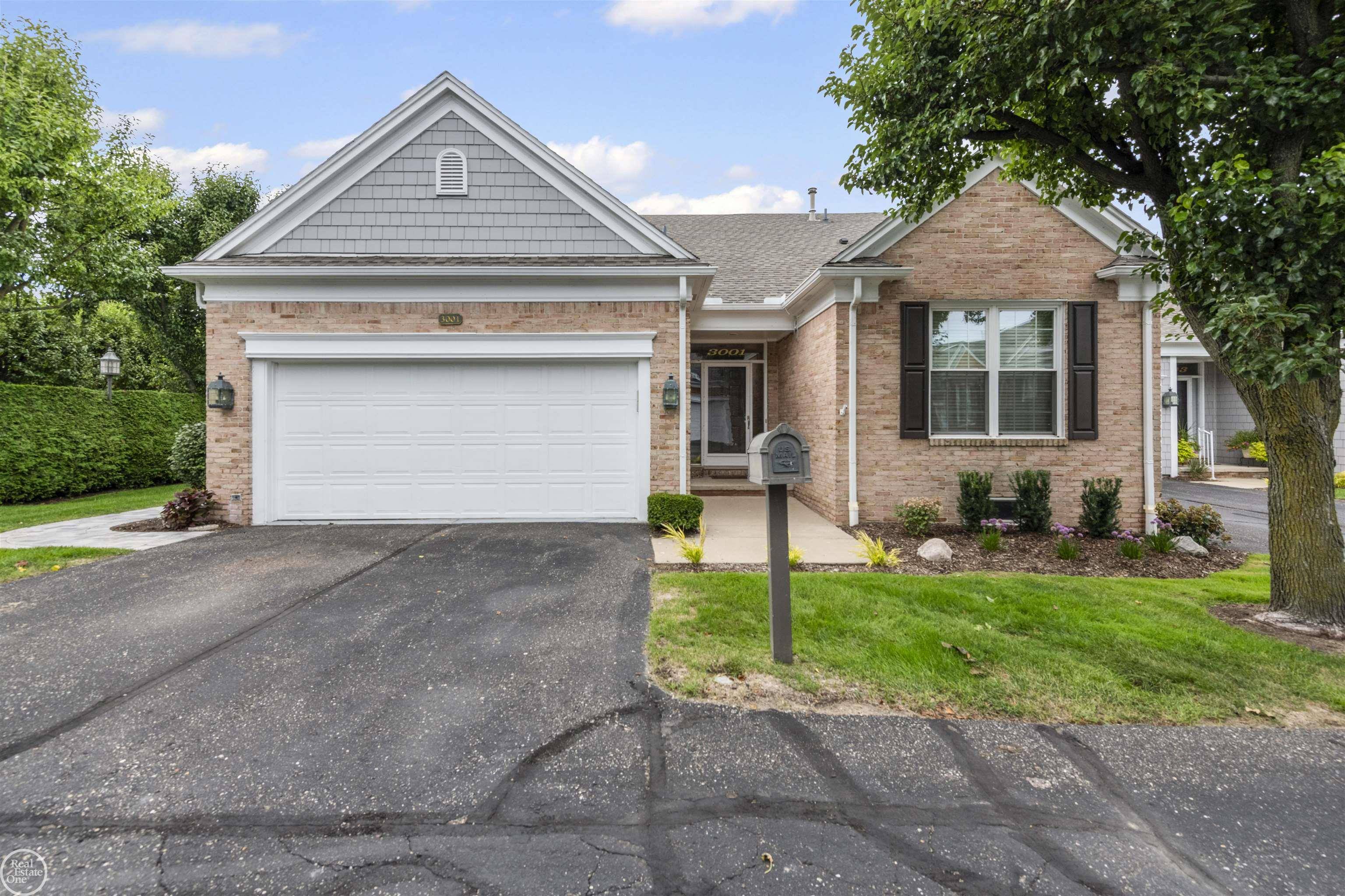 3001 Harbor Place DR, St Clair Shores, MI 48080