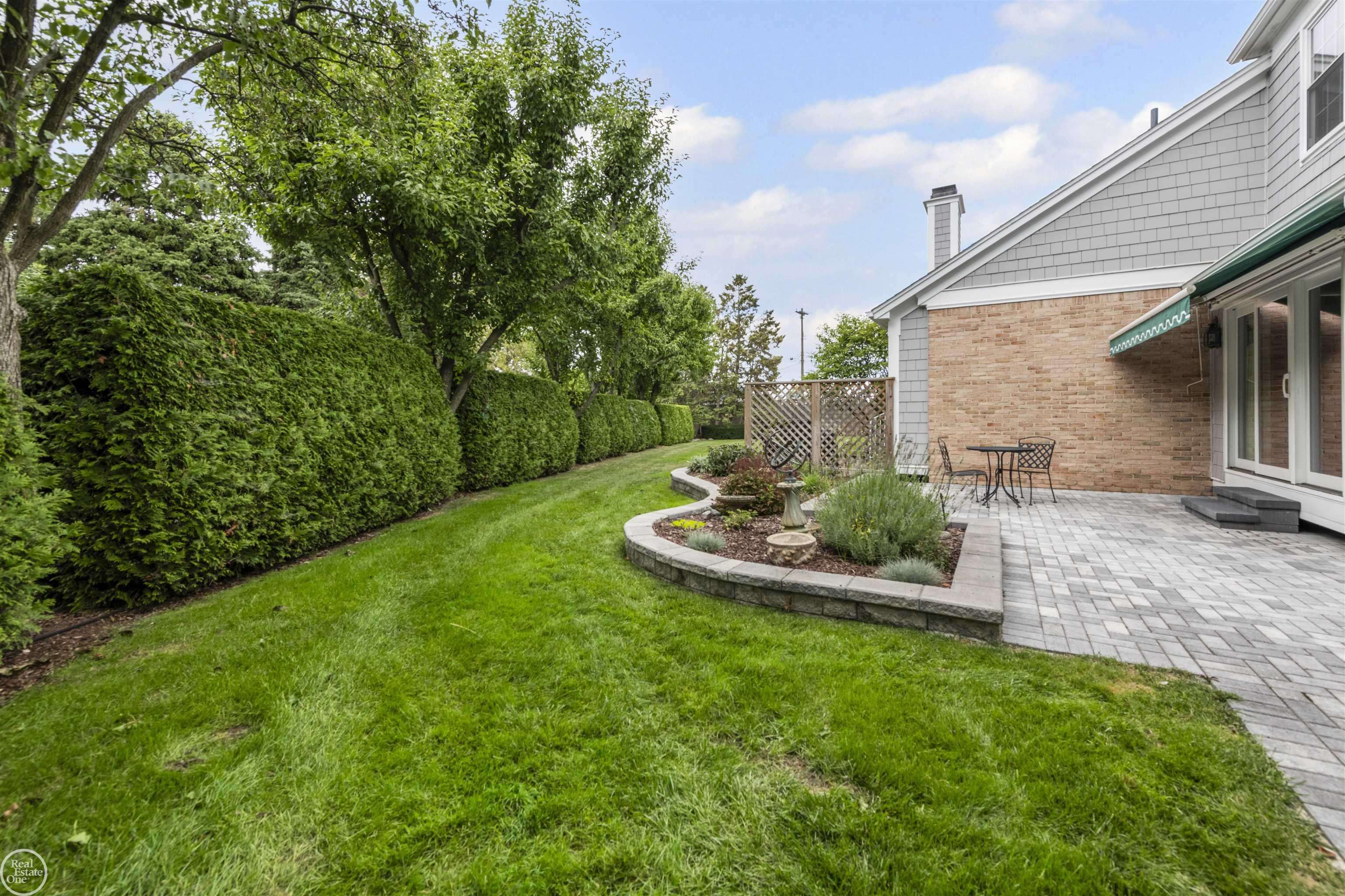 3001 Harbor Place DR, St Clair Shores, MI 48080