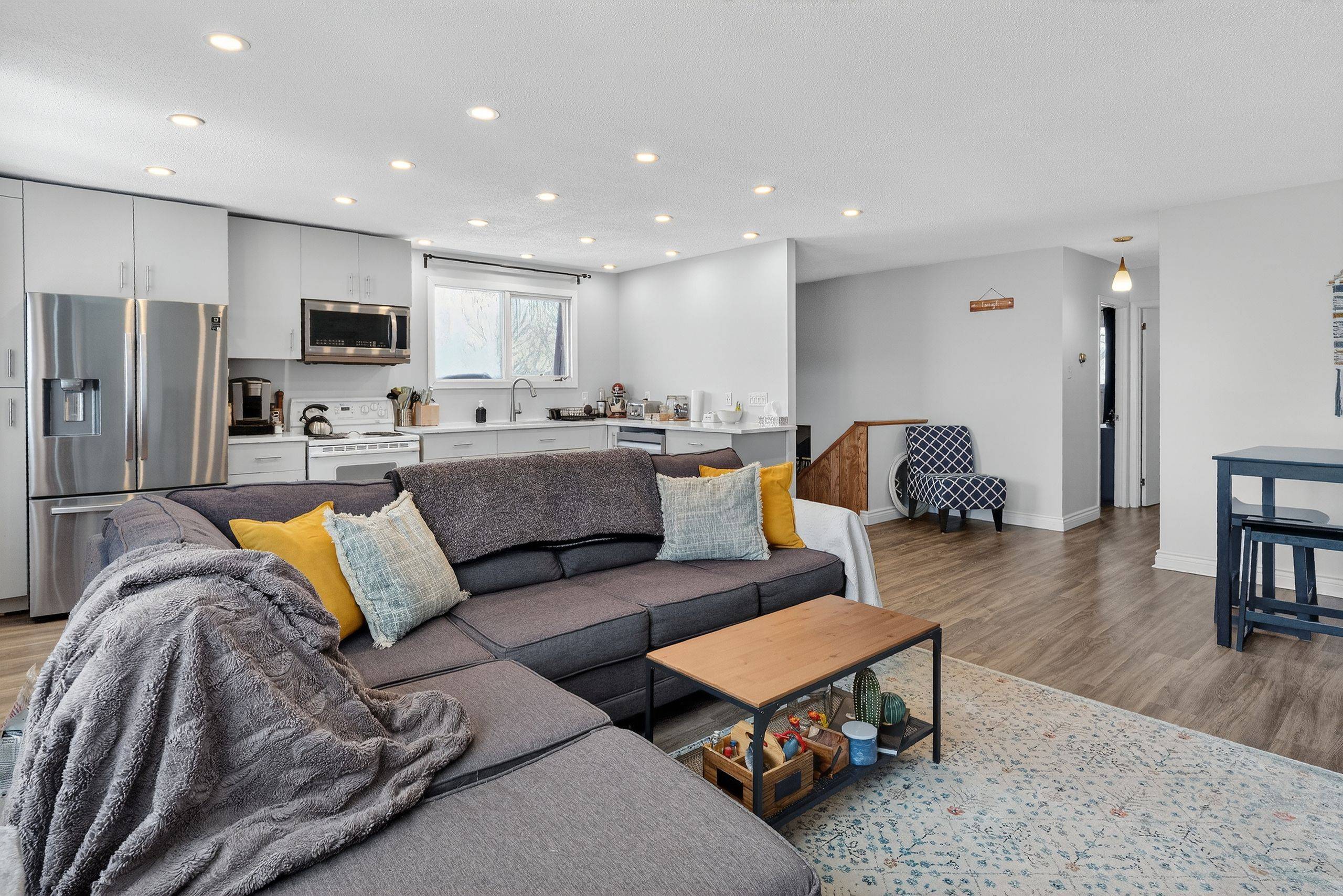 8 Oberon ST, Bells Corners And South To Fallowfield, ON K2H 7X7