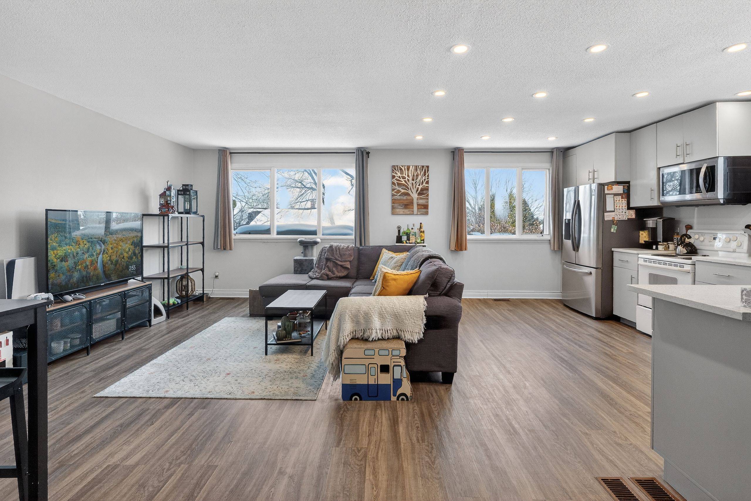 8 Oberon ST, Bells Corners And South To Fallowfield, ON K2H 7X7