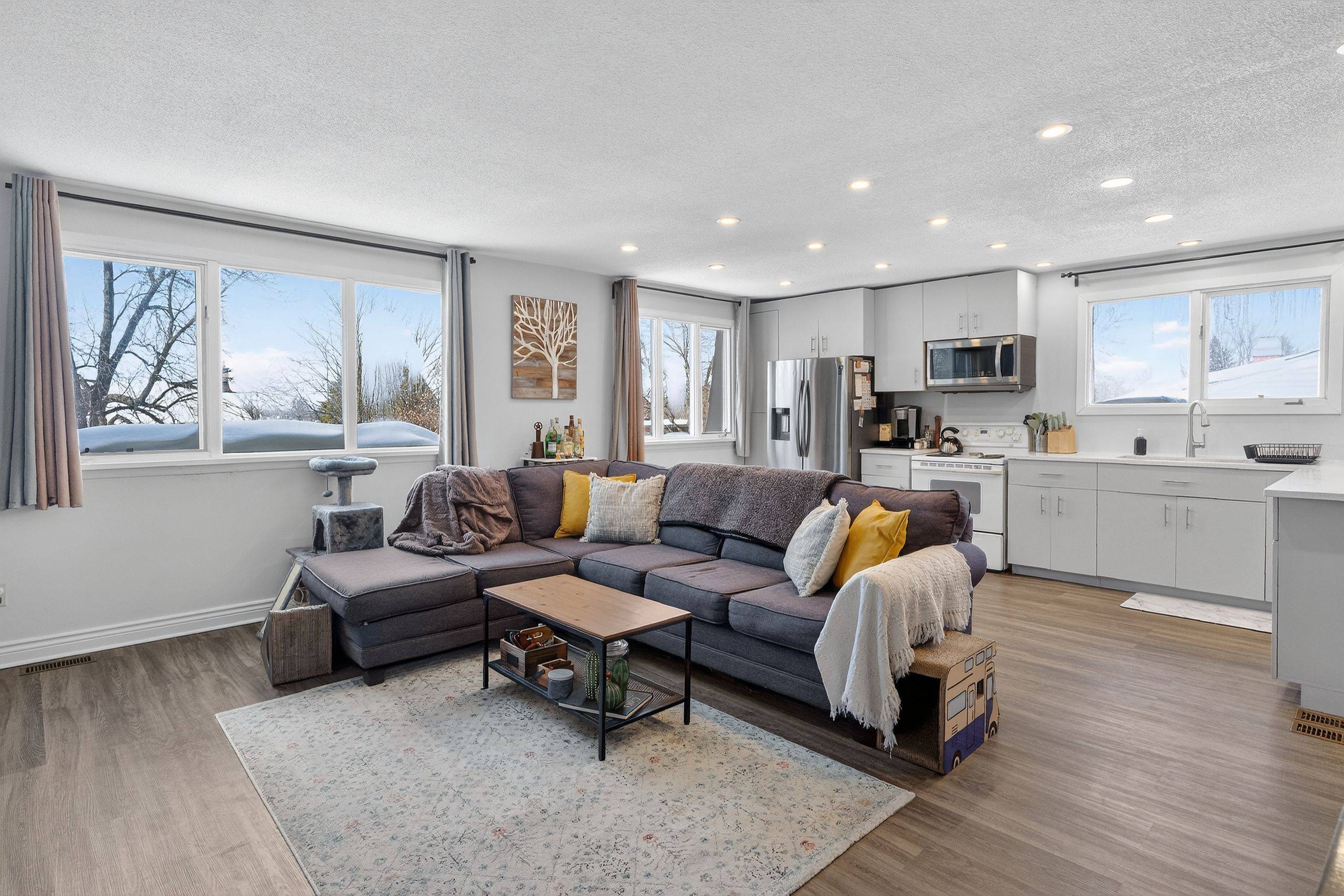 8 Oberon ST, Bells Corners And South To Fallowfield, ON K2H 7X7