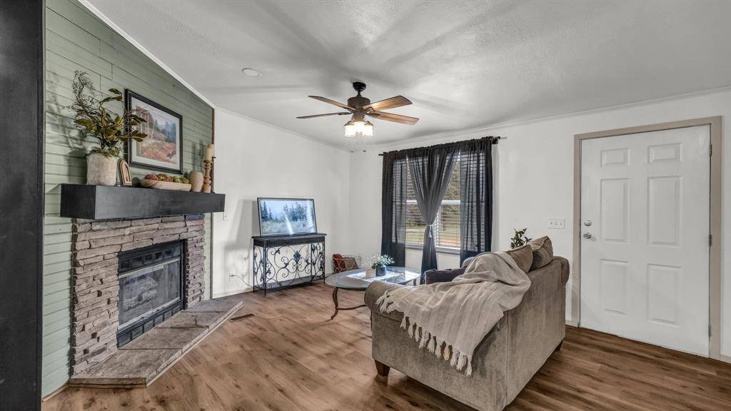 221 Briar Oaks Drive, Azle, TX 76020