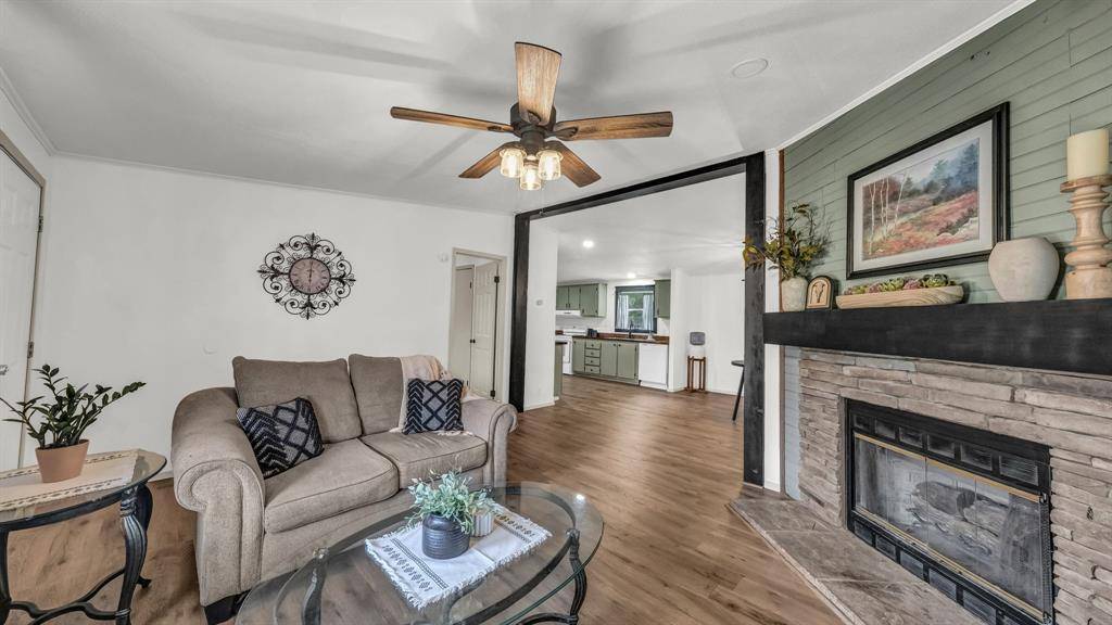 221 Briar Oaks Drive, Azle, TX 76020