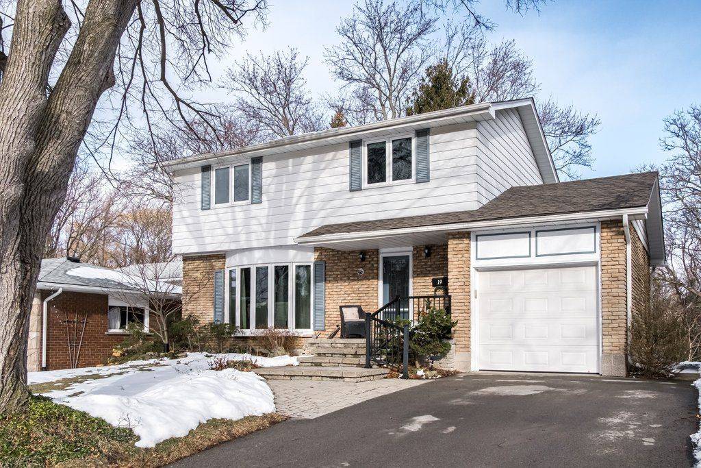 19 Chateau CT, Hamilton, ON L9C 5P3