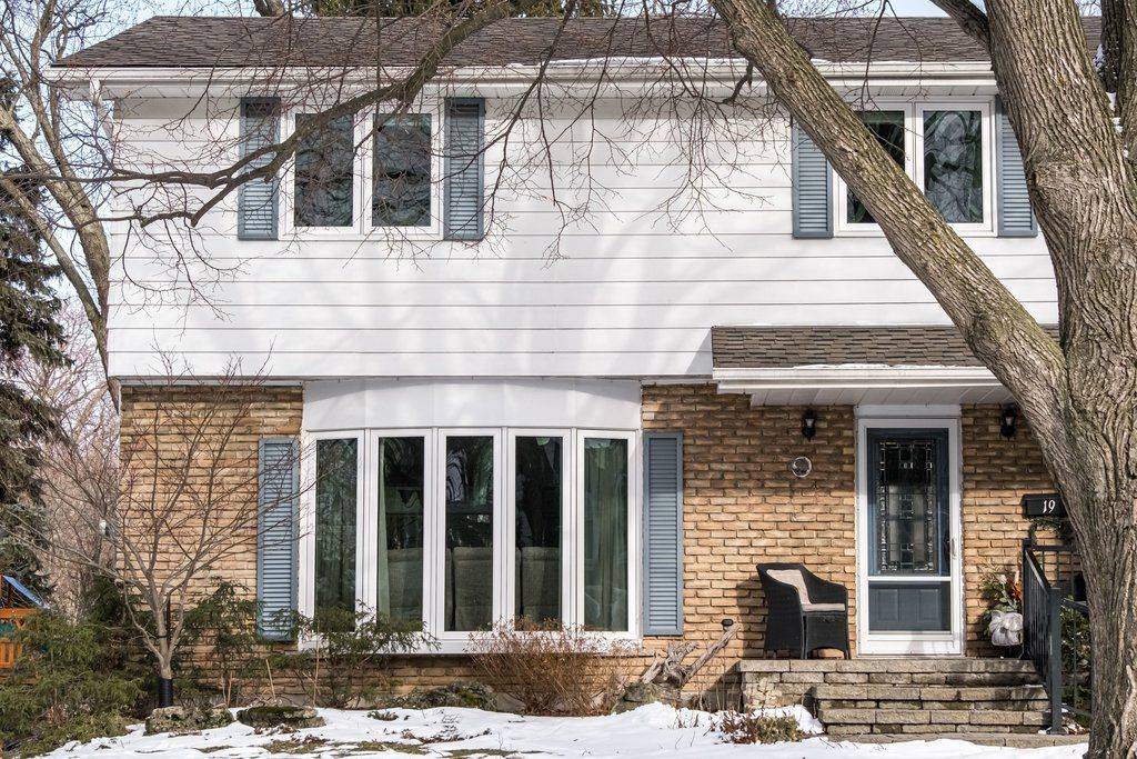 19 Chateau CT, Hamilton, ON L9C 5P3