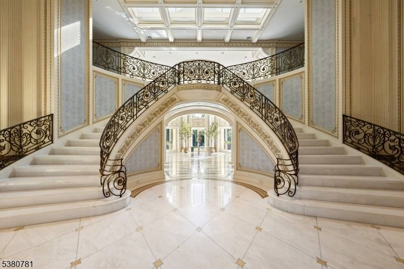 31 Rio Vista Dr, Alpine Boro, NJ 07620