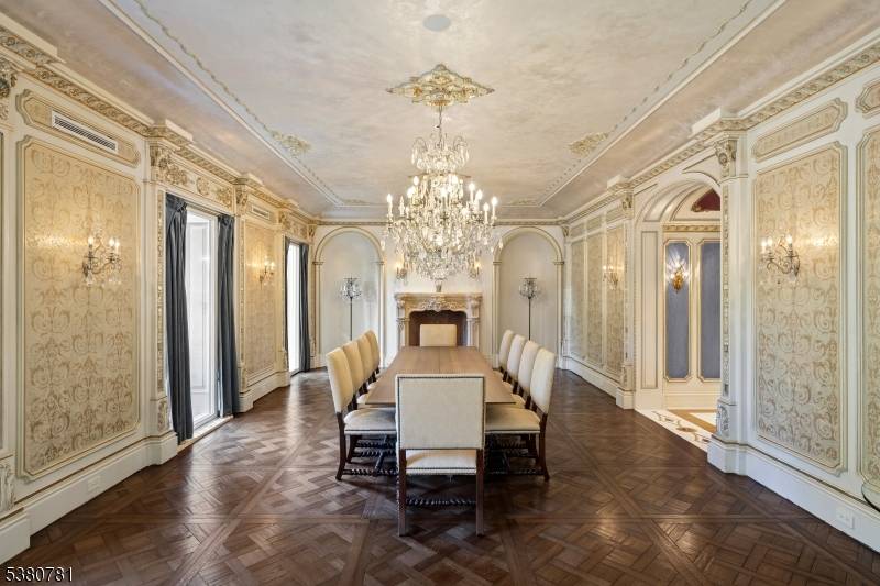 31 Rio Vista Dr, Alpine Boro, NJ 07620