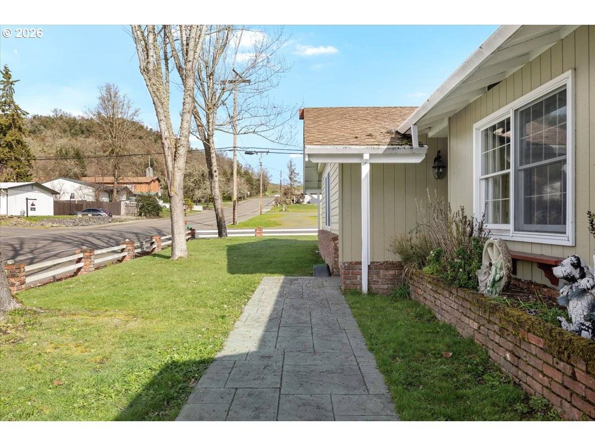 253 NW GLENHART AVE, Winston, OR 97496