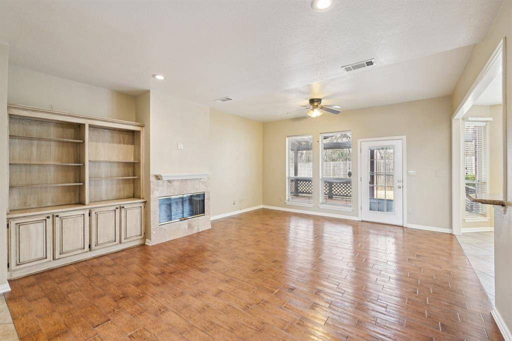 4519 Edge Creek Lane, Arlington, TX 76017