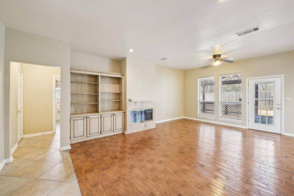 4519 Edge Creek Lane, Arlington, TX 76017