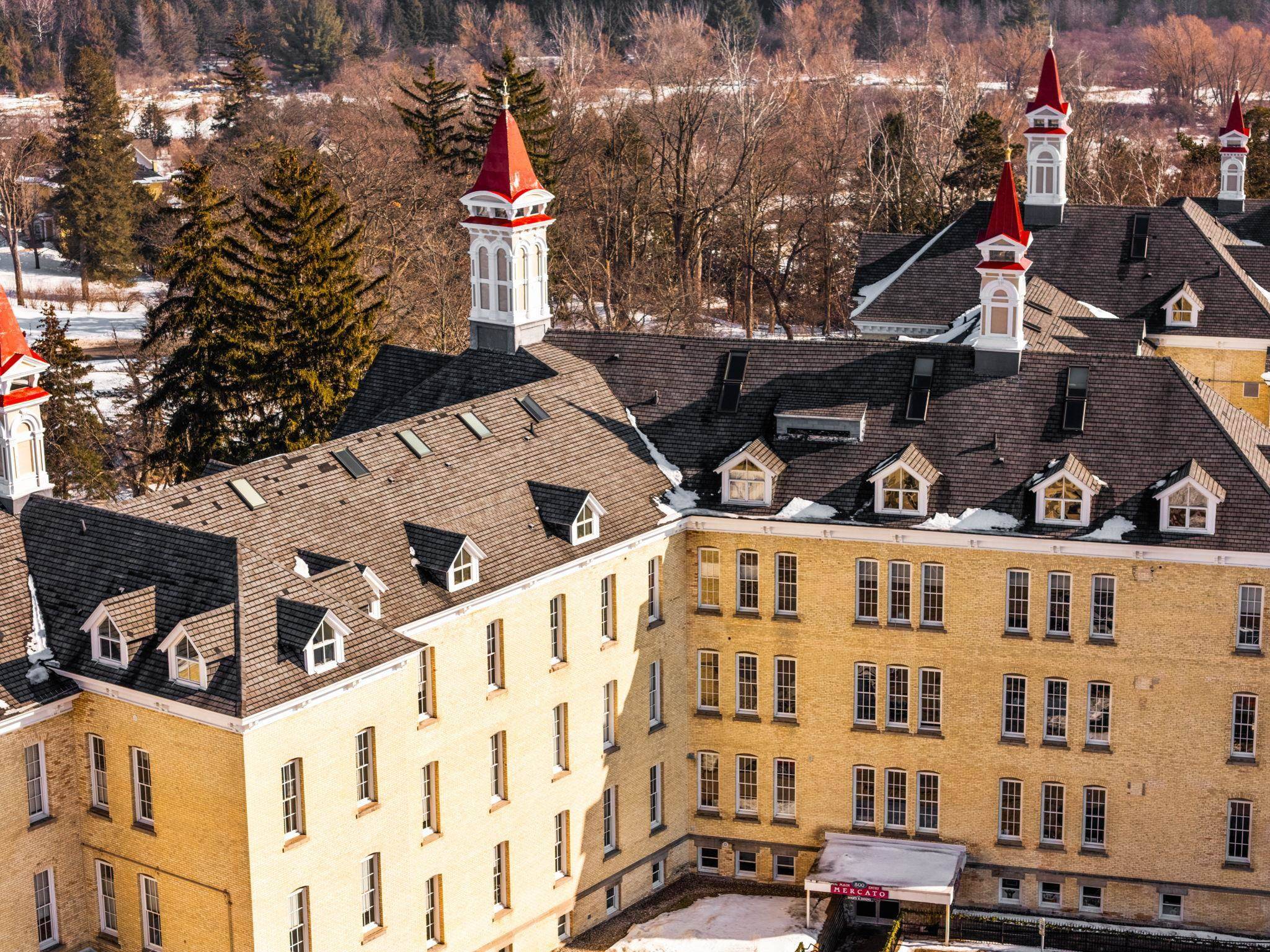 800 Cottageview DR, Traverse City, MI 49684