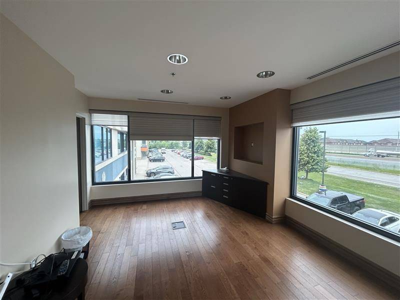 435 McNeilly RD #204, Hamilton, ON L8E 5E3
