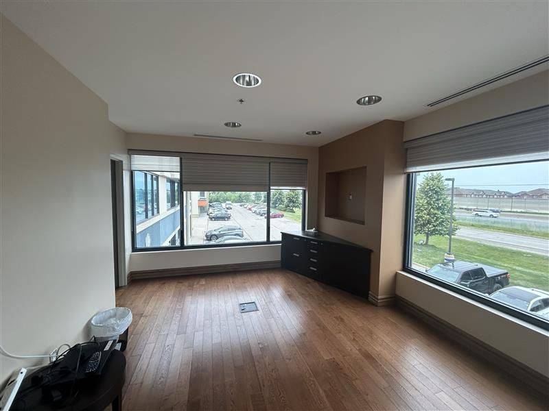 435 McNeilly RD #204, Hamilton, ON L8E 5E3