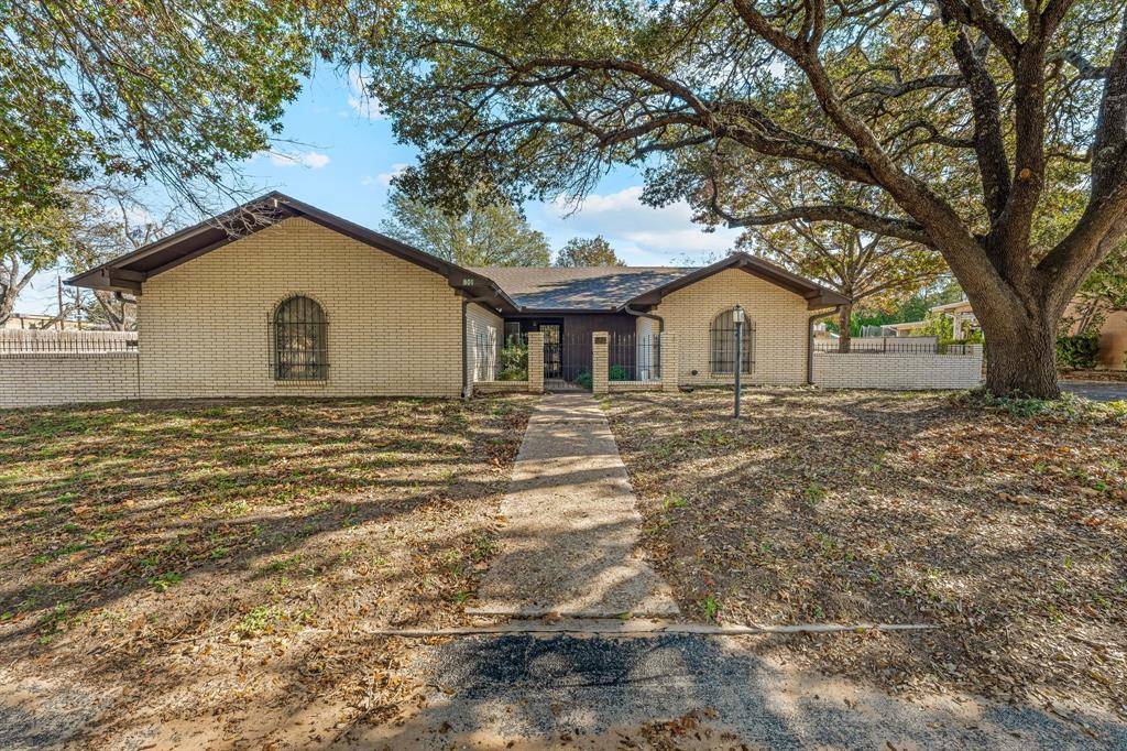 801 S Texas Street, De Leon, TX 76444