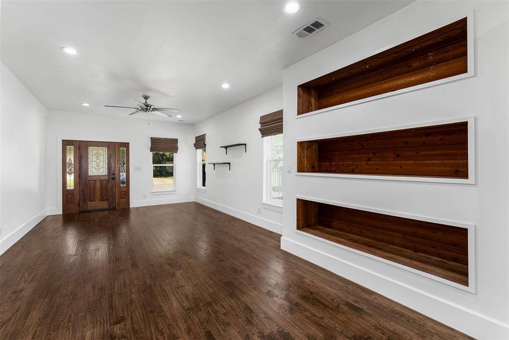 916 S Montreal Avenue, Dallas, TX 75208