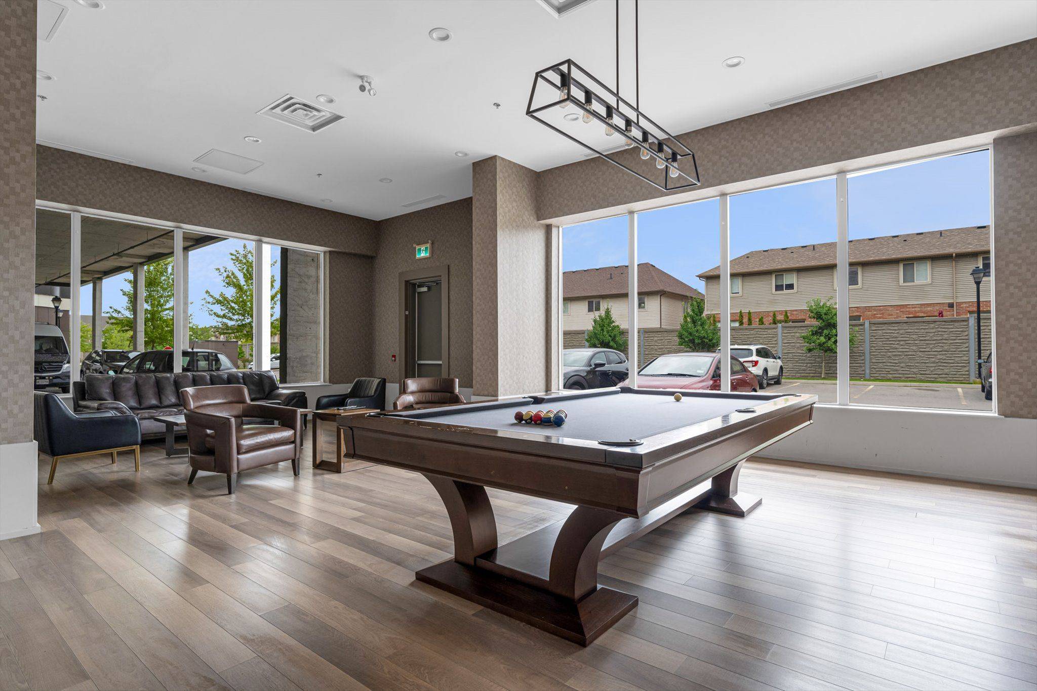 550 North Service RD N #612, Grimsby, ON L3M 4E8