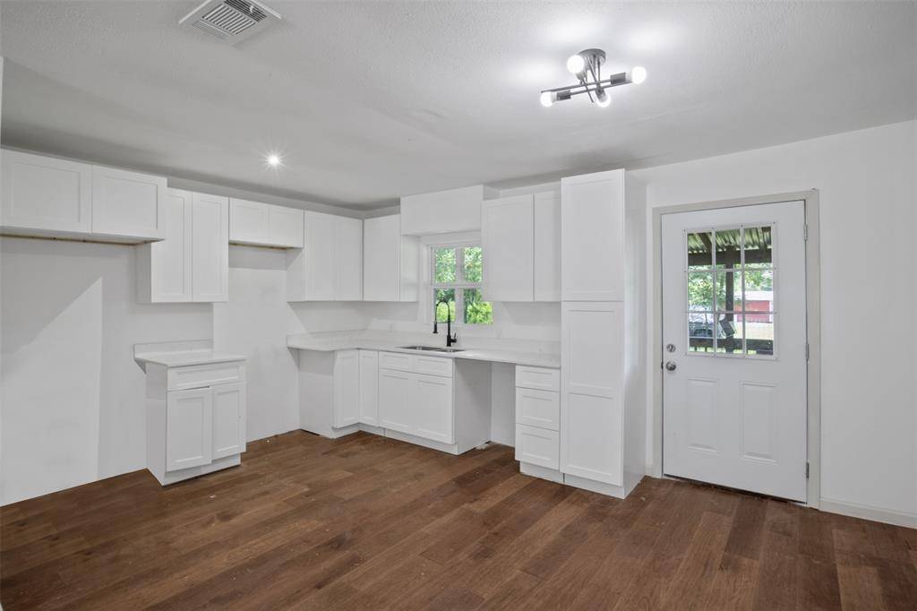 121 Circle Drive, Bogata, TX 75417