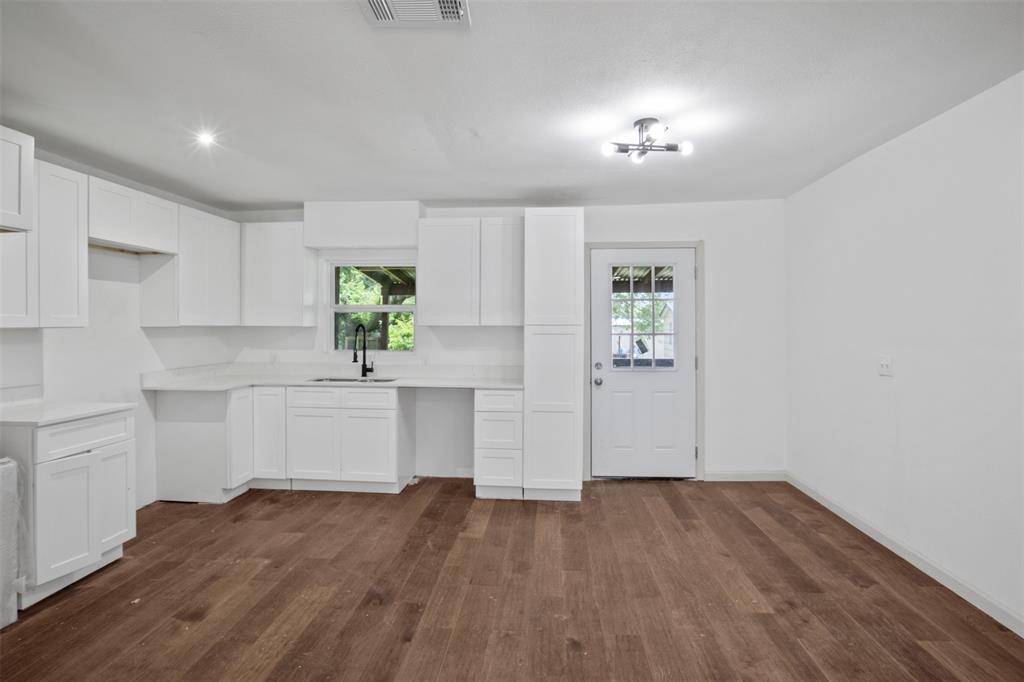 121 Circle Drive, Bogata, TX 75417