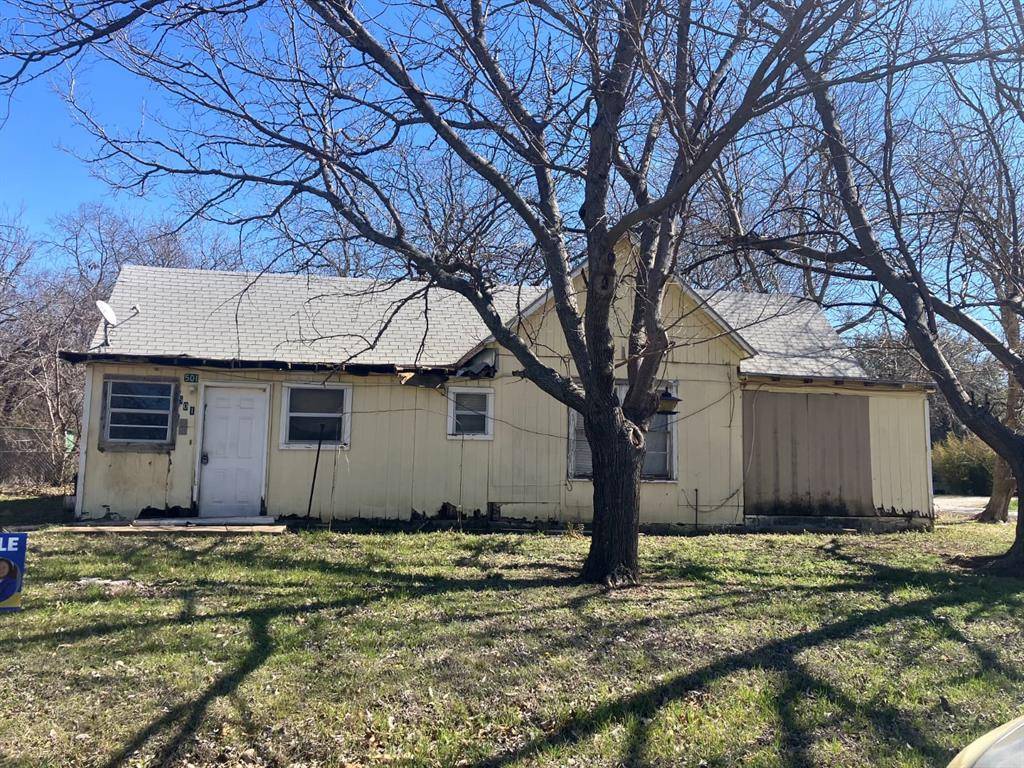 501 N Houston Street, De Leon, TX 76444