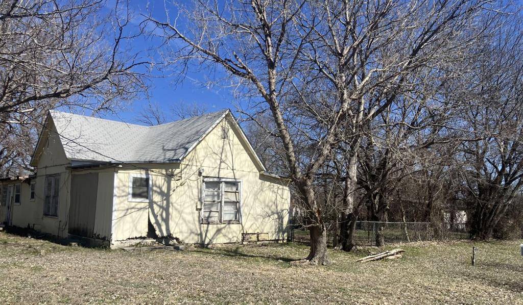 501 N Houston Street, De Leon, TX 76444